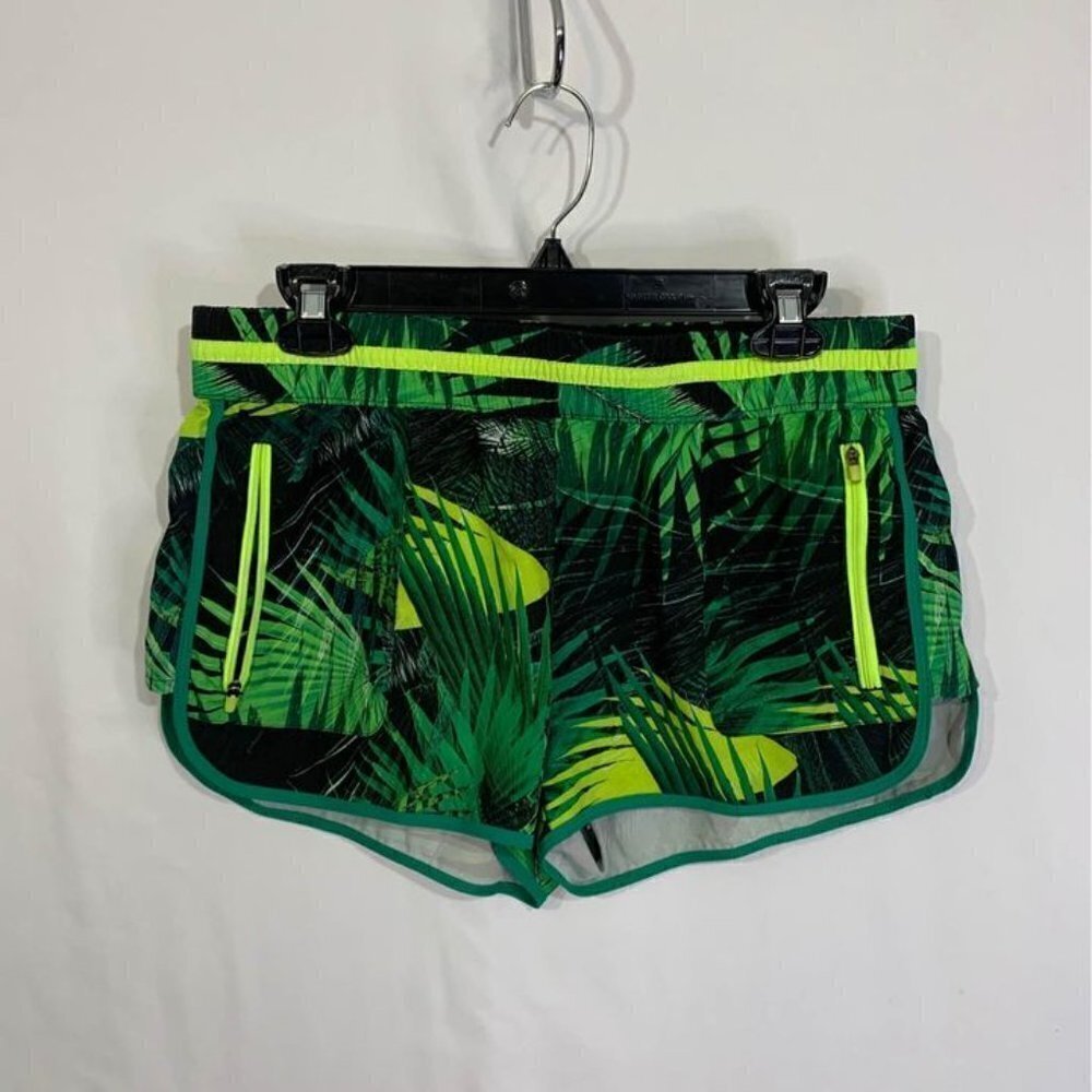 Fabletics woman’s palm shorts. New condition. Size medium. With pockets/zippered - Picture 8 of 8